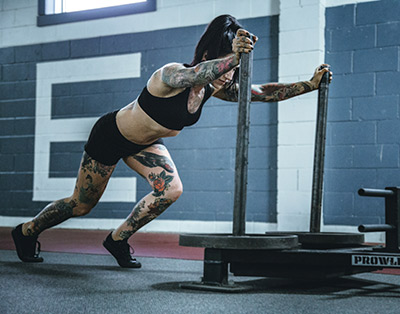 chica practicando CROSFITT