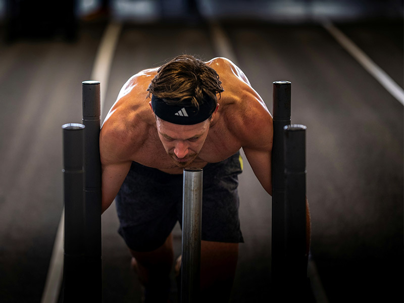 CHICO ARRASTRANDO APARATO DEL GYM