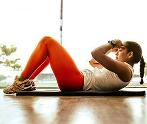 chica haciendo abdominales