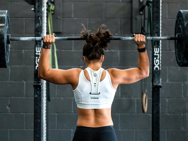 chica levantando pesas