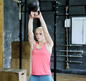 chica leventando pesa rusa