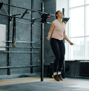 chica saltando a la comba