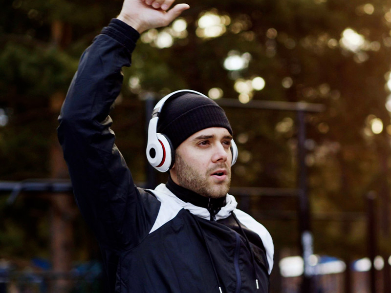 chico con auriculares