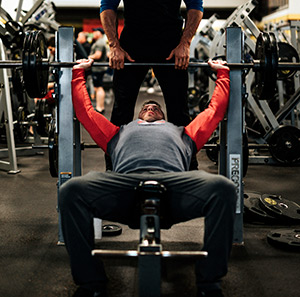 hombre levantando pesas