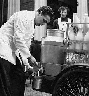 hombre sirviendo leche