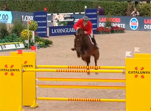 jineta a caballo saltando vallas