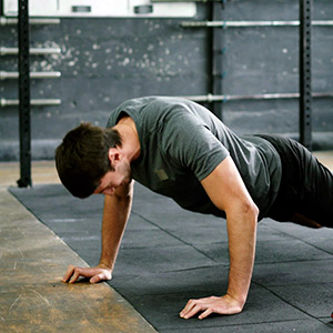 persona haciendo flexiones