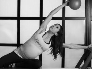 chica embarazada haciendo ejercicio