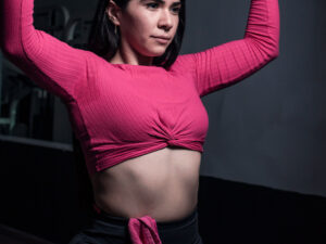 CHICA ENSEÑANDO BARRIGA