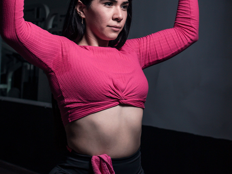 CHICA ENSEÑANDO BARRIGA