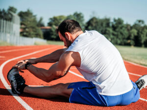 atleta estirando