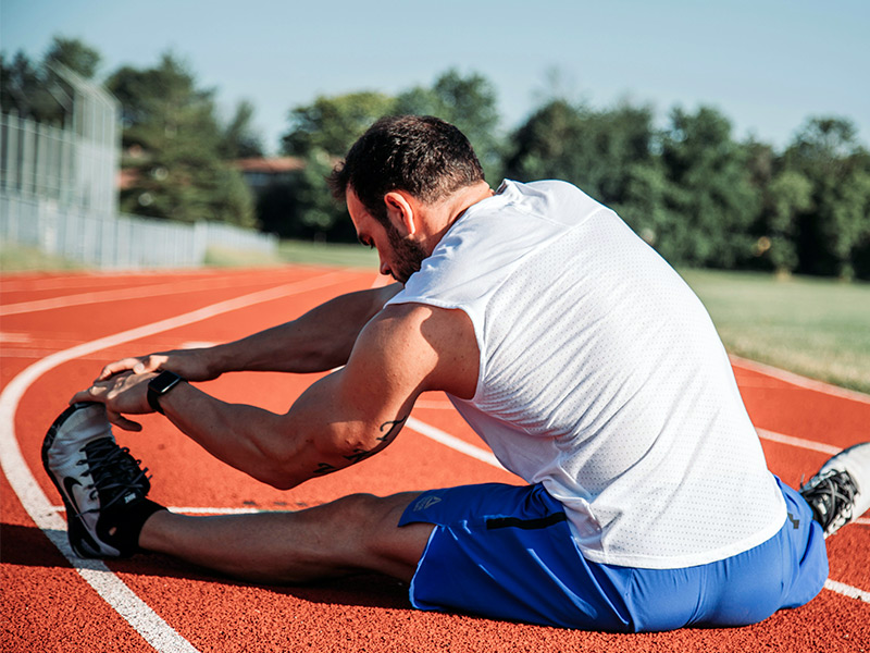 atleta estirando