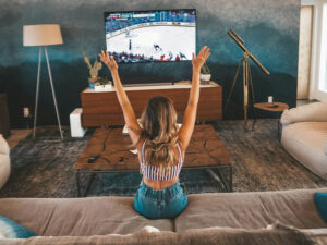 chica viendo la televisión