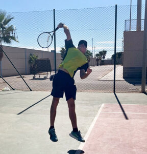 jugador de tenis sacando