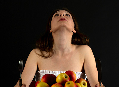 mujer mirando hacia arriba