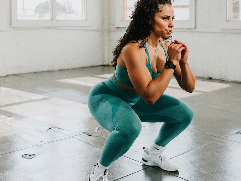 chica haciendo sentadillas