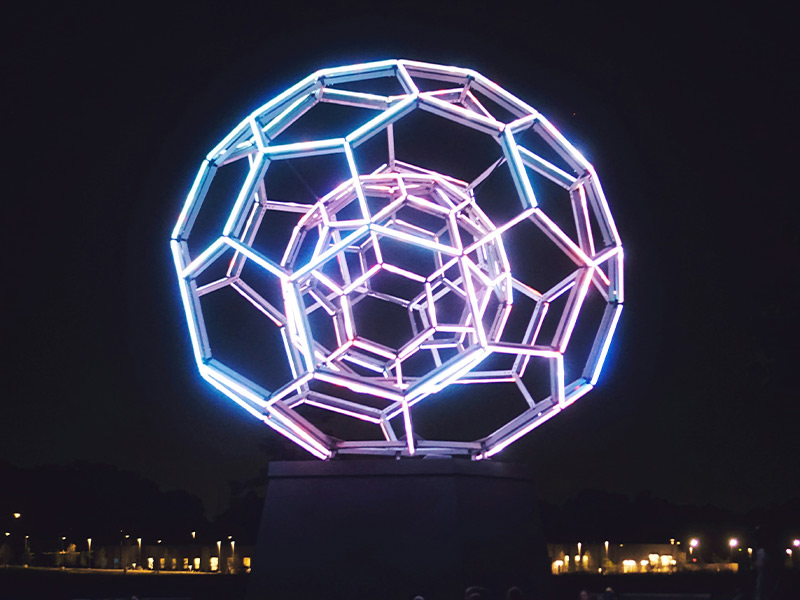 escultura luminosa balón