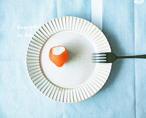 plato blanco con cubiertos