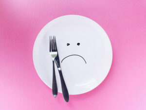 plato blanco con cubiertos